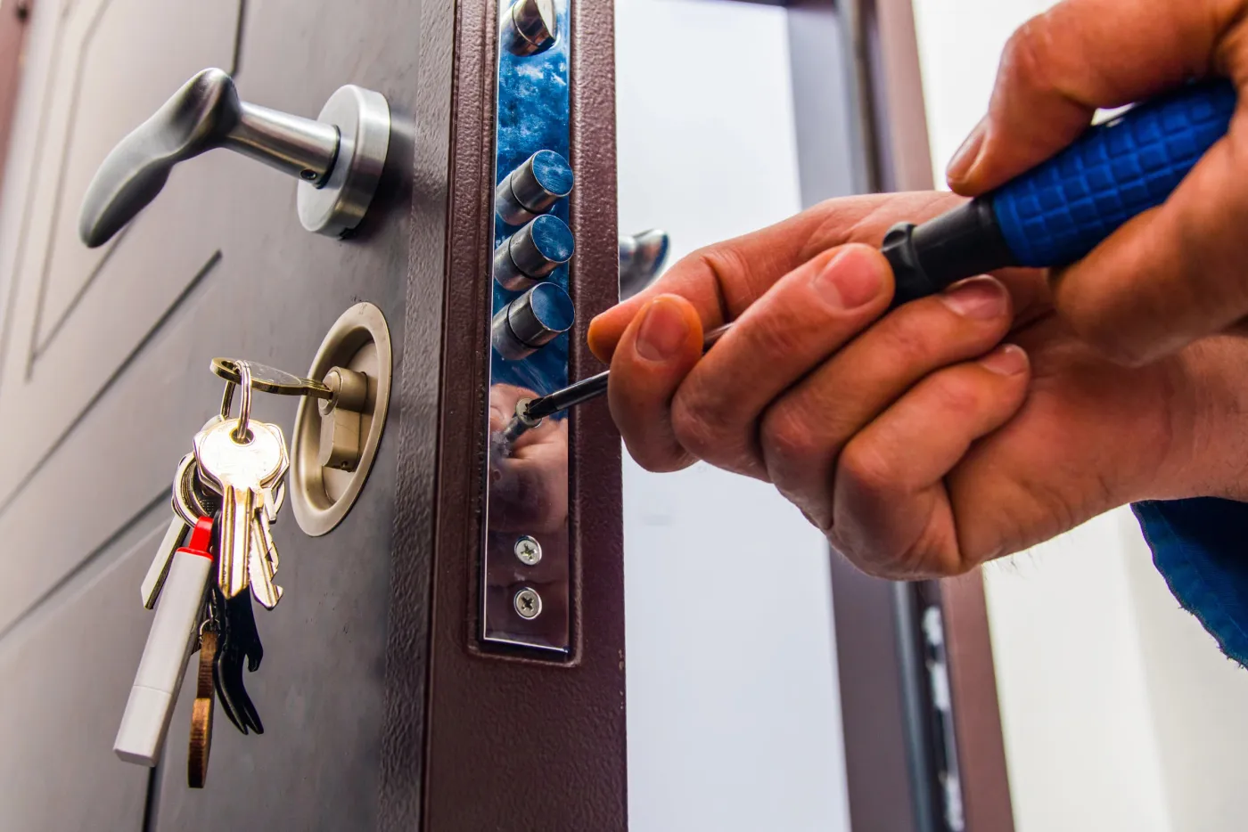 Jeu de clés sur une serrure de porte de maison à Montesson